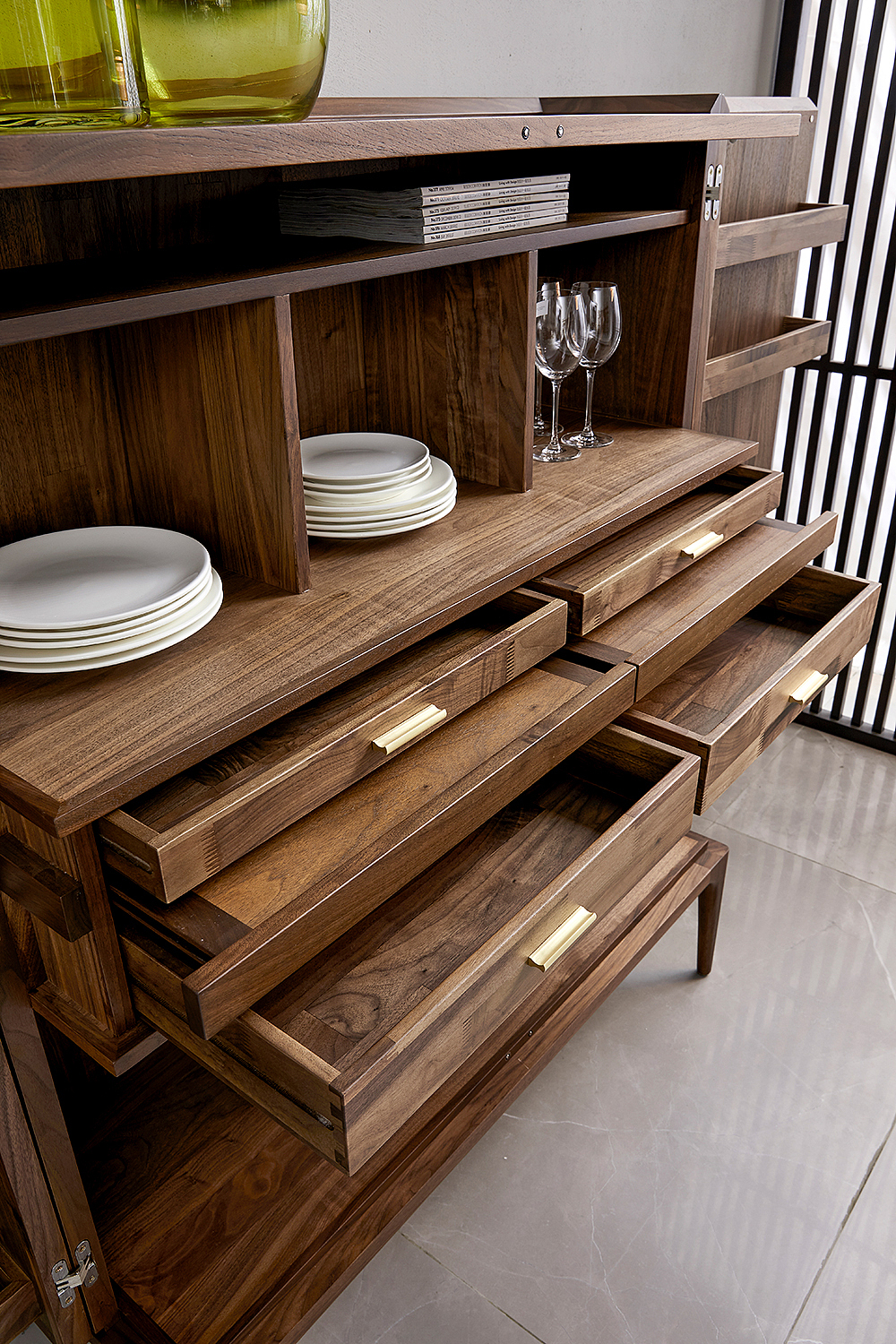 黑胡桃木酒柜设计