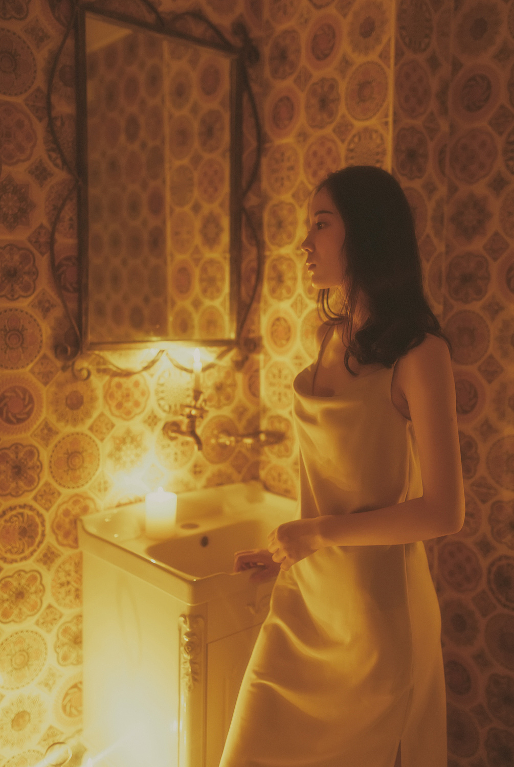 「嘘,我的悲伤刚刚睡着」