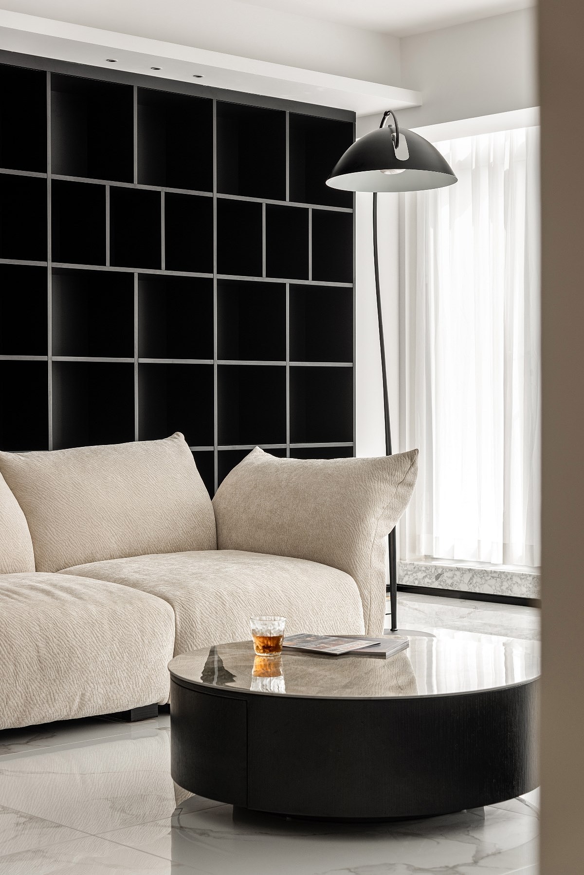 木色与黑白色调搭配,经典的美