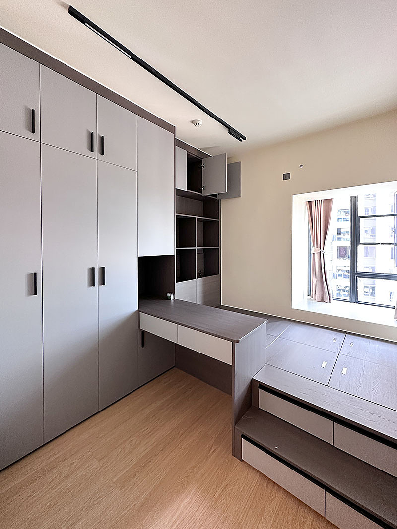 还兼顾办公功能,一桌一椅一电脑一宁静空间
<br>办公高效率。一人一飘窗一风景,沉浸式赏景<br><br>心灵最后的一方净土