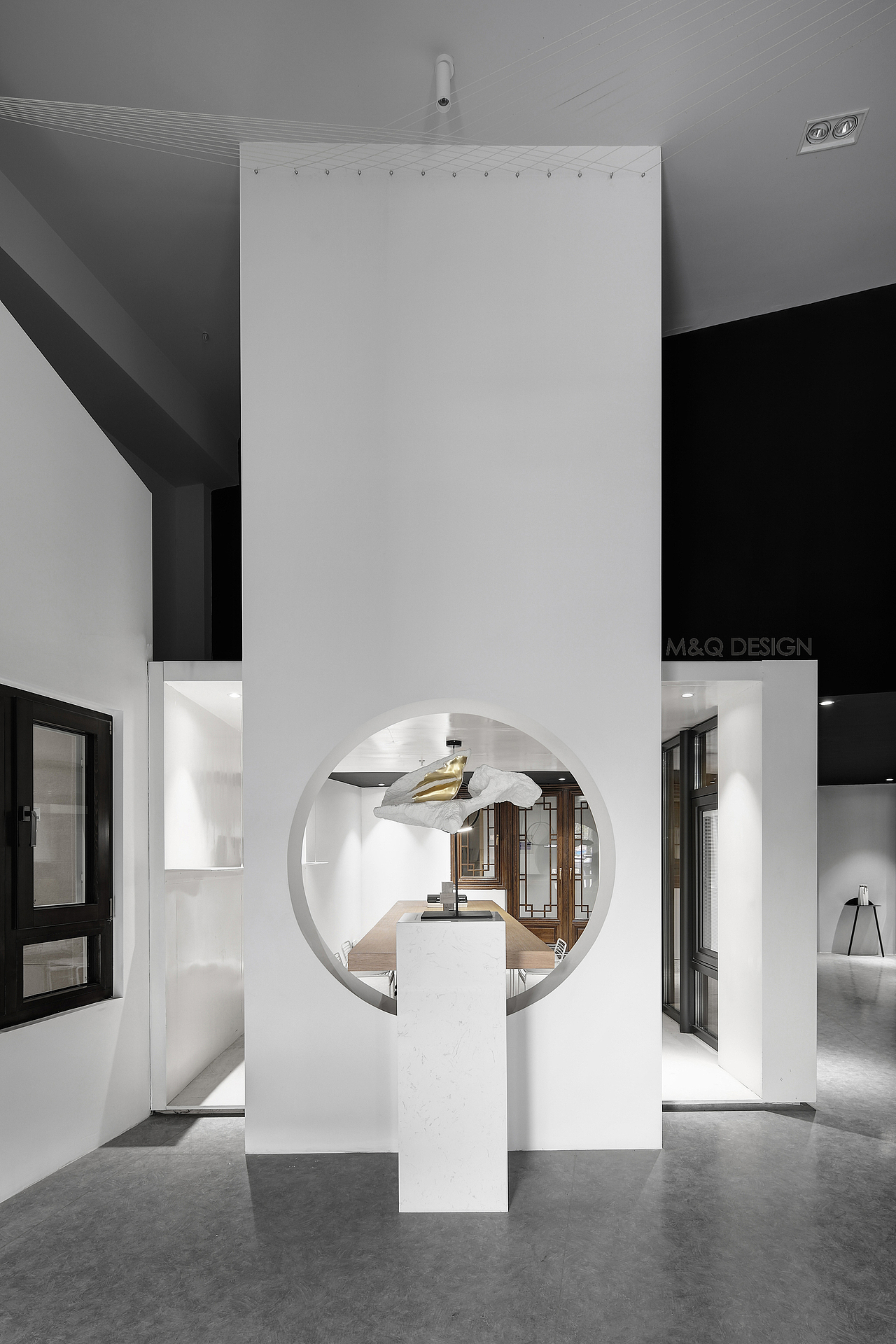 我们在空间中大胆构思,以洽谈区为核心。与二层的办公区,以空间体块的角度,相切入,突破原有平行,增强了形式感,满足了功能需求,空间形式上充满张力与趣味.