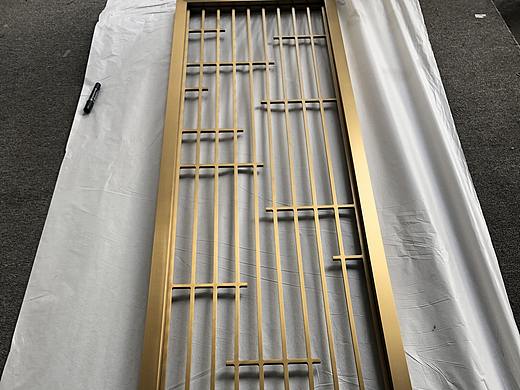 精雕铝板镂空屏风不锈钢屏风与铝板屏风的区别在哪里？