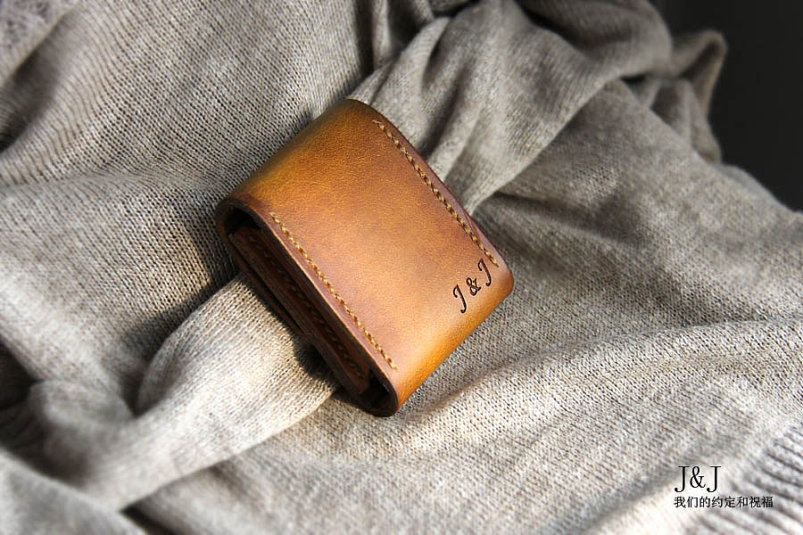 J&J这是两位恋人的姓氏开头英文字母,而烙印在此盒是一种永远的约定和珍惜