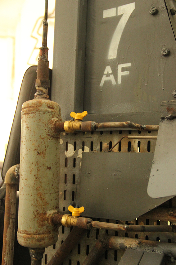 管子没喷漆，保留原色泽。