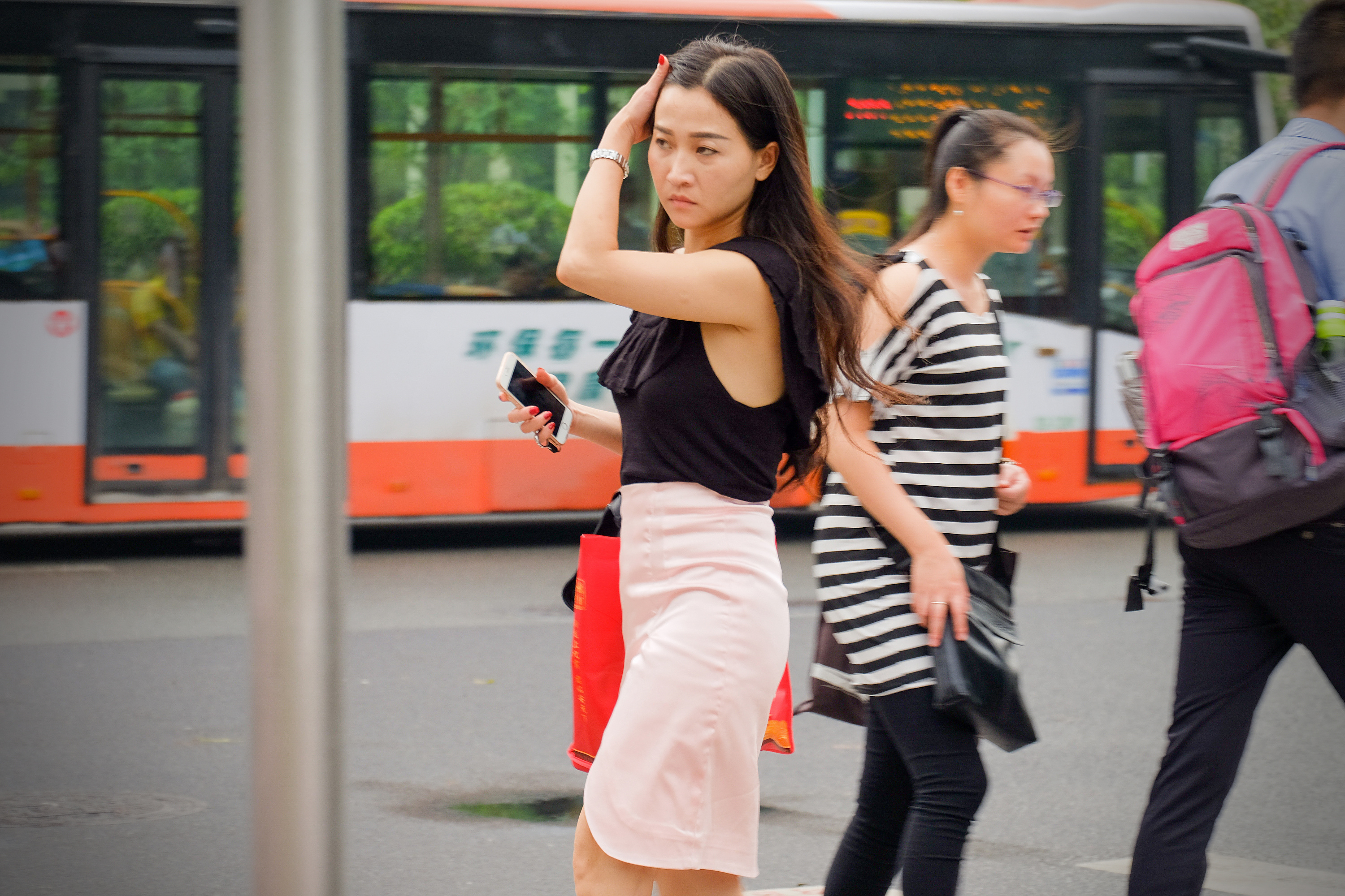 街头抓拍美女自然姿态