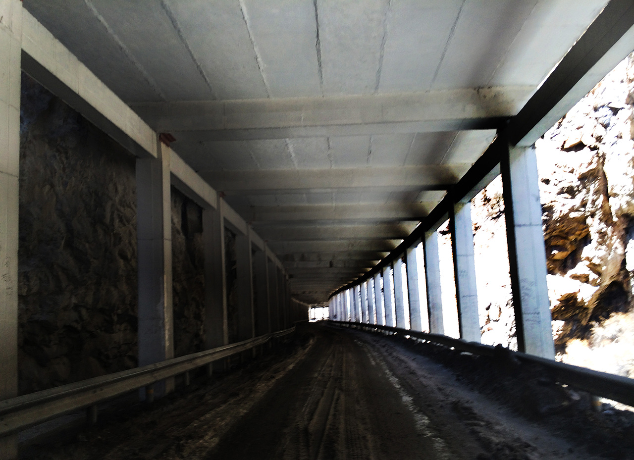 很长很长的悬崖隧道,好多冰,车子滑的会横着走,可怕~