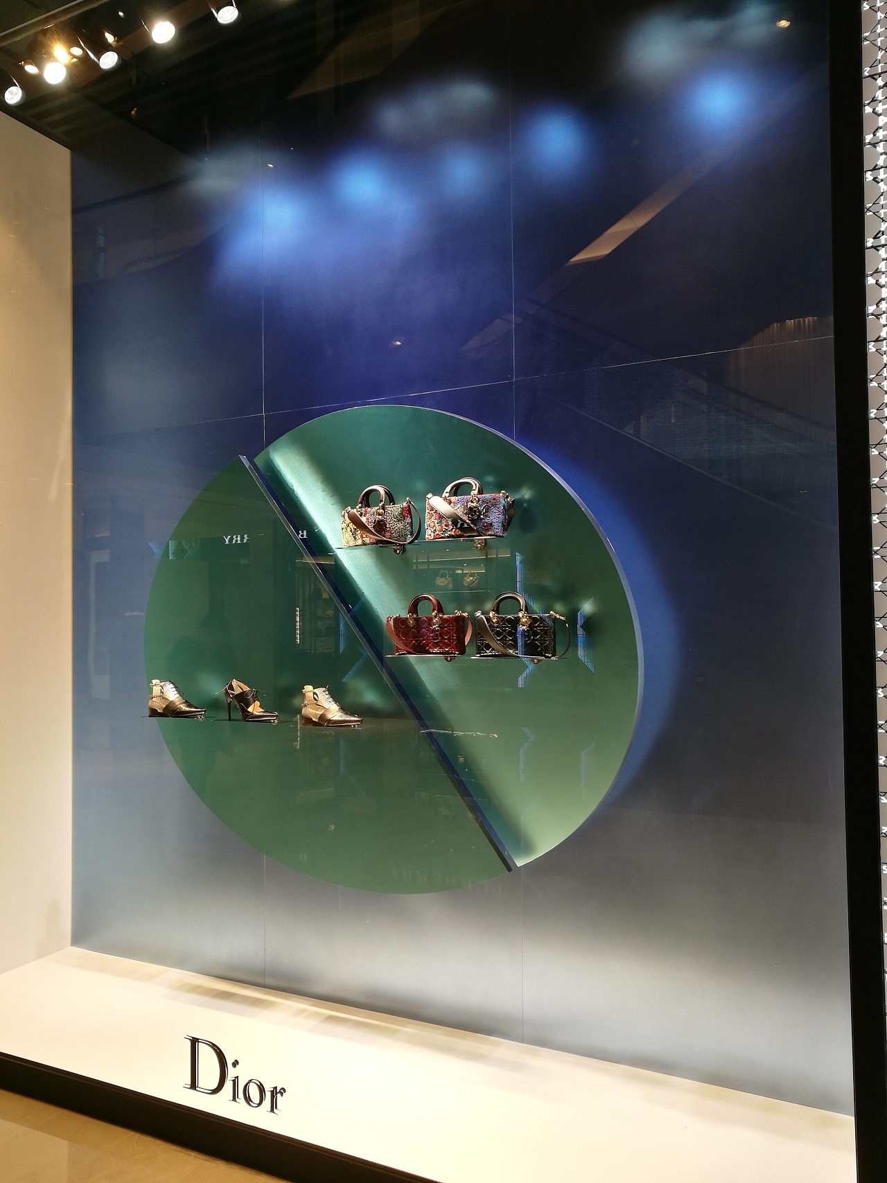dior新一季度橱窗