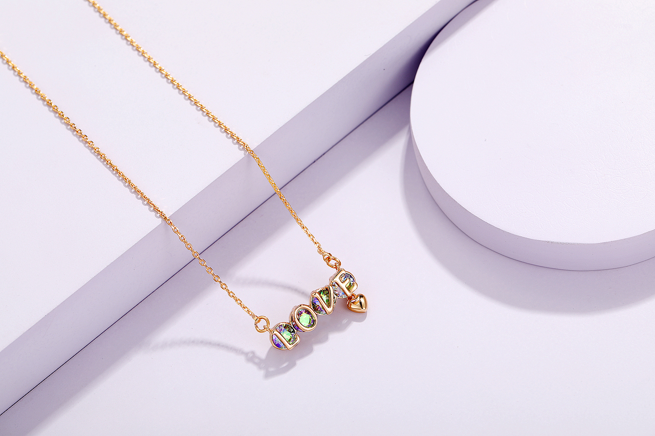 浅紫背景 耳钉 项链 钥匙扣 时尚首饰  场景图