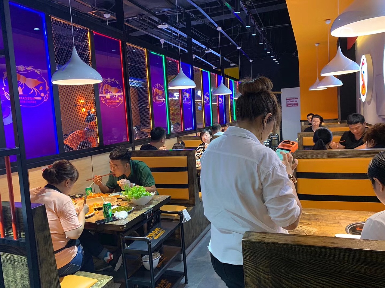 阿味大虾牡丹江万达店营业场景实拍东北美食联盟