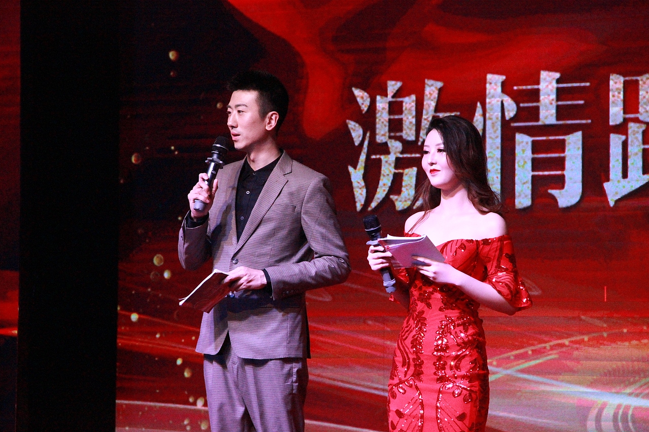 我主持活动的照片（图ZMjQ2NTI4MjAw） - 人像摄影 - 站酷设计师葡萄大人物原创素材 - 站酷ZCOOL