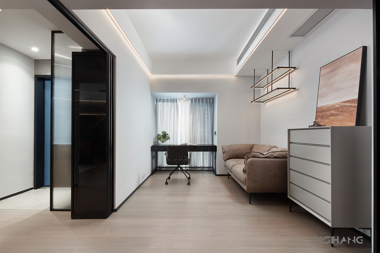 空间整个的视觉,穿过隐隐盖住的面纱(L型折叠门)可以窥见多功能室,折叠门将多功能房围合起来,顶部吊轨滑动设计,可开可合多种自由变幻,而木地板带有朴质的温度,其间的碰撞使得空间层次显得更加丰富。
<br>