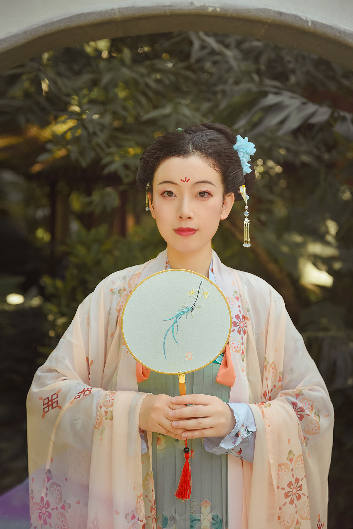 汉服写真——霜降（图ZOTUxMTE3MDQ=） - 人像摄影 - 站酷设计师阿柿原创素材 - 站酷ZCOOL