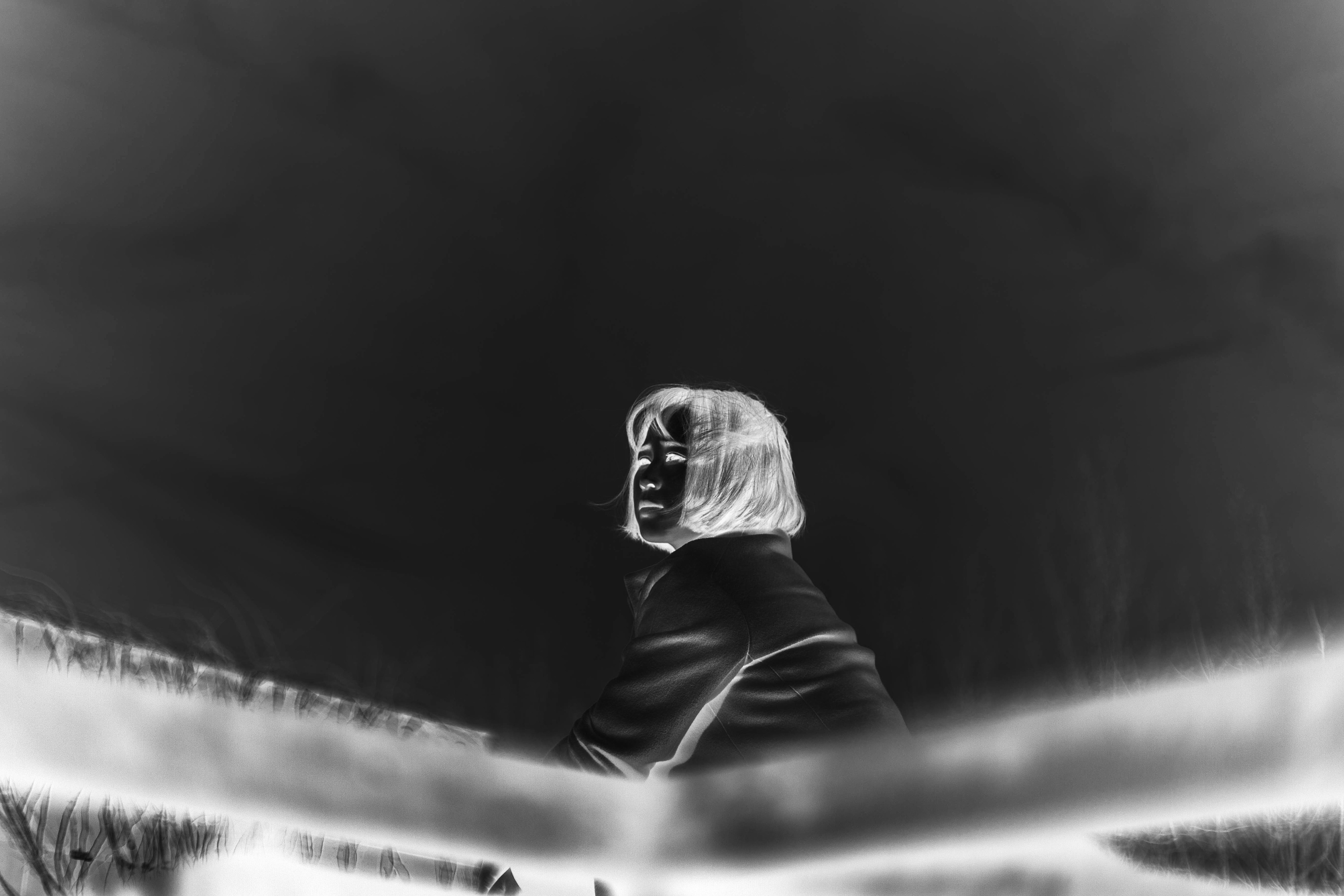 行走在冬夜的冷风中