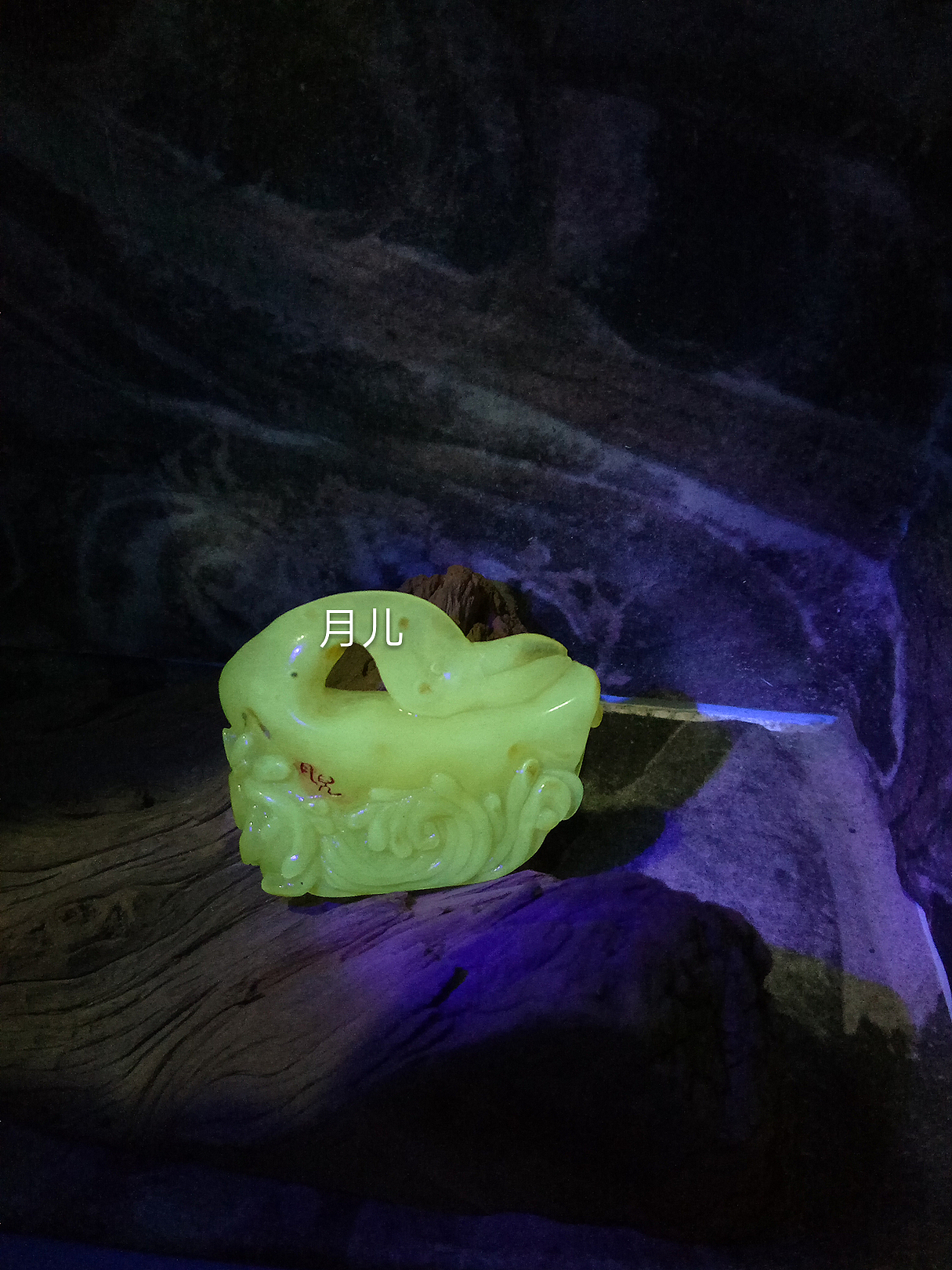 好久不发作品了~最近迷上蜜蜡雕刻