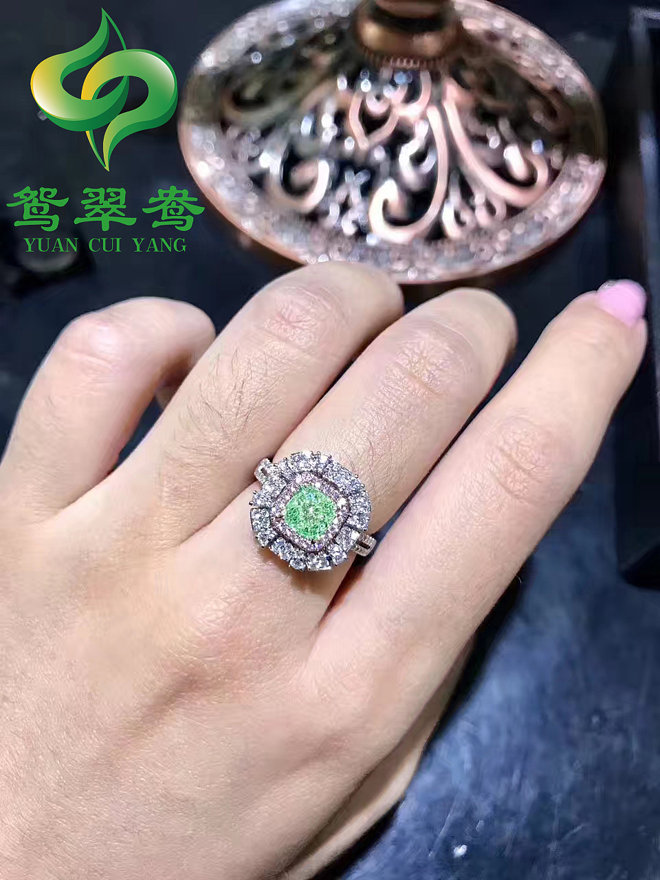 《鸳翠鸯珠宝》得以长期占据国际市场重要地位的战略原则,作为中国知名珠宝首饰和设计加工的引领者,他们的主打品牌系列为-婚庆系列-,同时还有—LOEV—以及奢侈珠宝品牌。