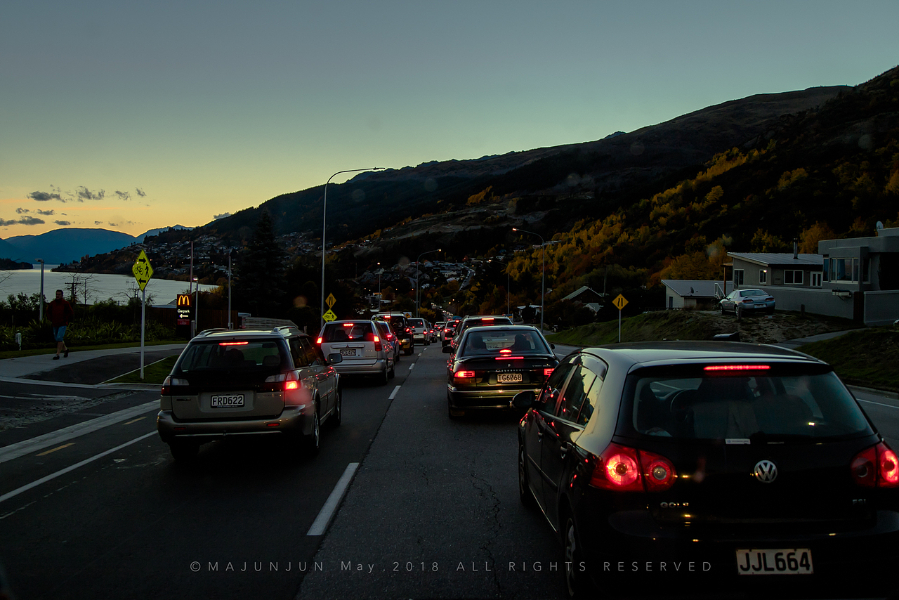 在基督城逗留了两天后,来到皇后镇。傍晚时遇上了短暂的堵车,不用说,此处定是人口聚集之地。