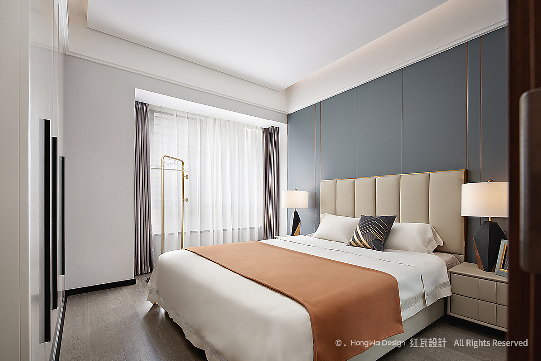 Life in the win­dow
<br>窗内人生<br> <br><br>一个似大海一个似星辰<br><br>当他们相遇的那一刻<br><br>便是星辰大海，璀璨耀眼<br><br>墙头背景整面蓝灰色<br><br>给卧室奠定沉稳的基调<br><br>棕色床旗和金属元素修饰空间<br><br>沉稳中体现高端与时尚<br><br>梳妆台贴心的采用了皮质包边<br><br>为女主人提供舒适的护肤环境<br><br>悠闲的享受专属自己的精致时光