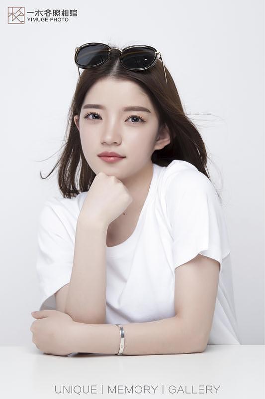 一木各照相馆桌前照