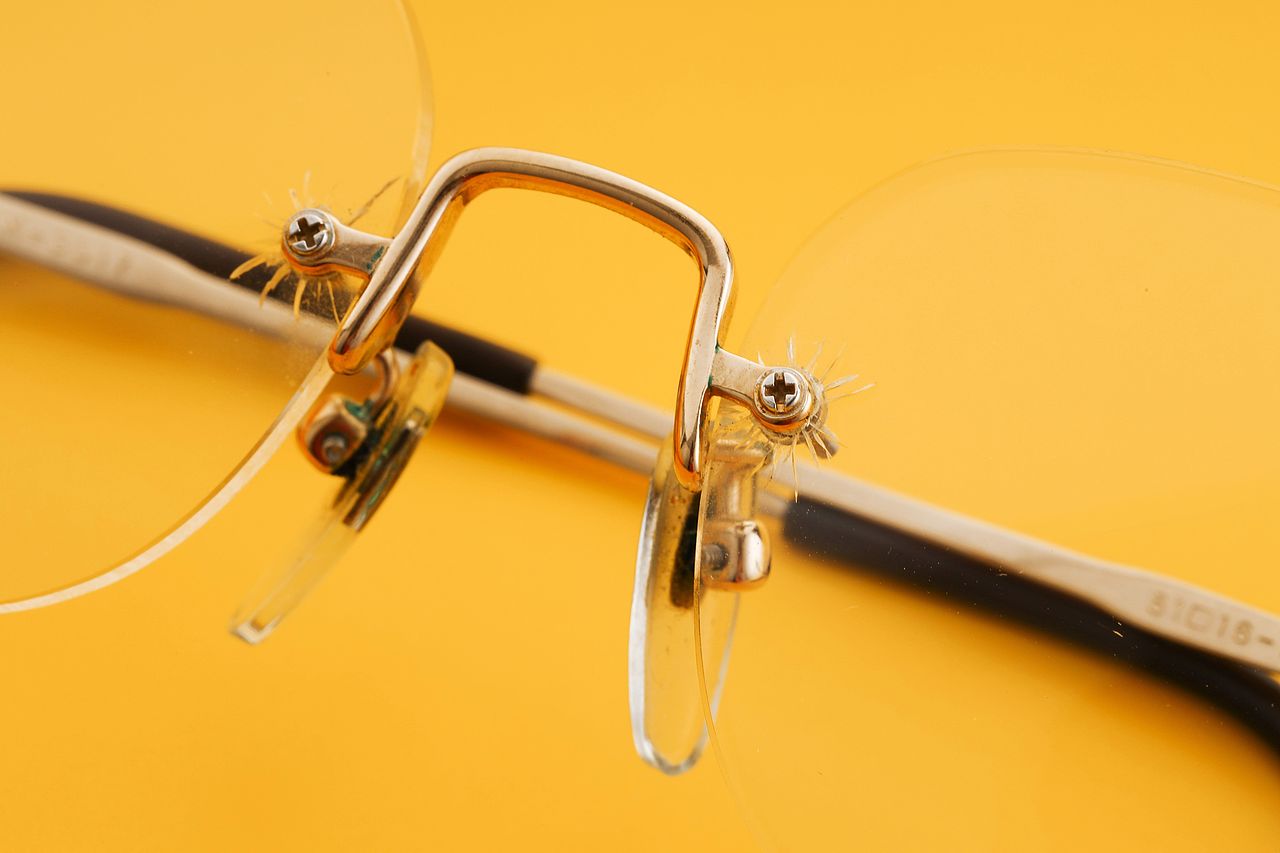 戴了十多年的眼镜