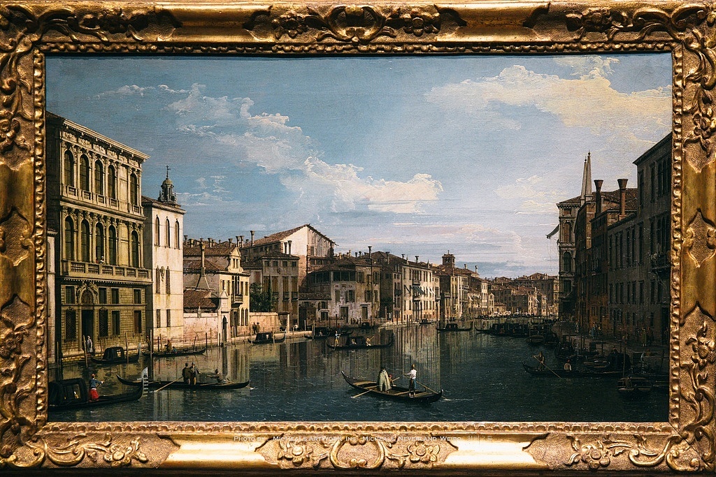 因威尼斯美妙的风景，孕育了不少非常不得了的风景画家，之前提到西方第一张风景画便来源于这里，而之后则更是人才辈出。被誉为人体扫描仪之一的意大利风景画家卡纳莱托（Canaletto，1697-1768年）无疑是这之中的佼佼者。原名乔凡尼·安东尼奥·康纳尔（Giovanni Antonio Canal）这位大师的绘画作品精准的描绘了18世纪初的威尼斯，甚至连天气都极为准确，这也让后世在研究威尼斯的气象学以及建筑学时纷纷使用他的绘画作品来作为参考依据，可见其真实度到底多可怕……图中的《The Grand Canal in Venice from Palazzo Flangini to  Campo San Marcuola》(风景画的名字是真长啊）绘于1738年左右，描绘了通往圣马可广场的大运河，画作如同照片一样的细节令人称赞。这位大师的作品不少，一生致力于绘画，虽在伦敦生活过一段时间，但大部分都在威尼斯作画，关于其生平的事迹却不太多，查到的不少是后人杜撰而来，到也不太值得相信，唯有数量惊人的作品，可以说明他笔耕不懈。