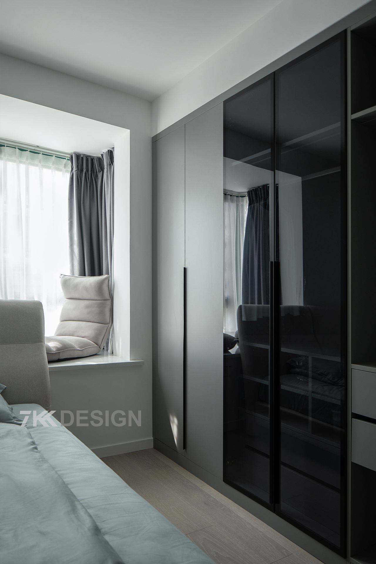 灰色柜门与黑色玻璃门的搭配,更加突显精致感与高级感,丰富了空间的