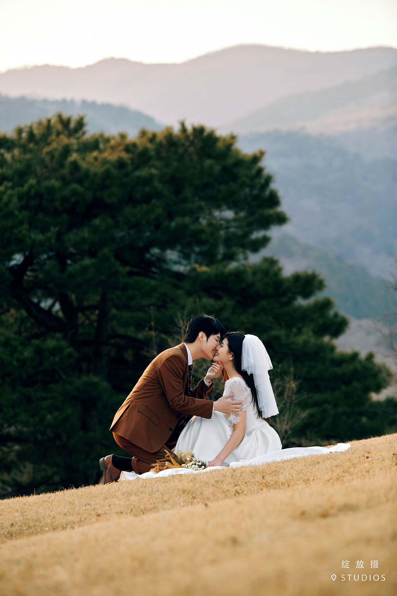 山野万里，晚风吹向你（图ZMjgzMzUxMTky） - 婚礼摄影 - 站酷设计师绽放摄胶片摄影原创素材 - 站酷ZCOOL
