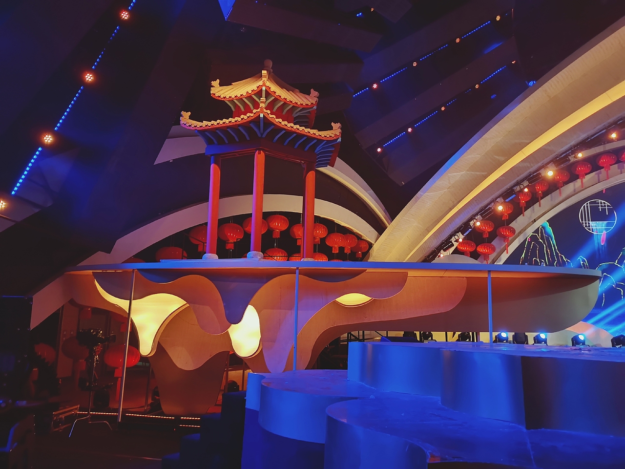 大鱼出海 岱青海蓝-2021山东卫视春晚舞美设计方案(图ZMjQyNjQwMTcy) - 舞台美术 - 站酷设计师的庐原创素材 - 站酷ZCOOL