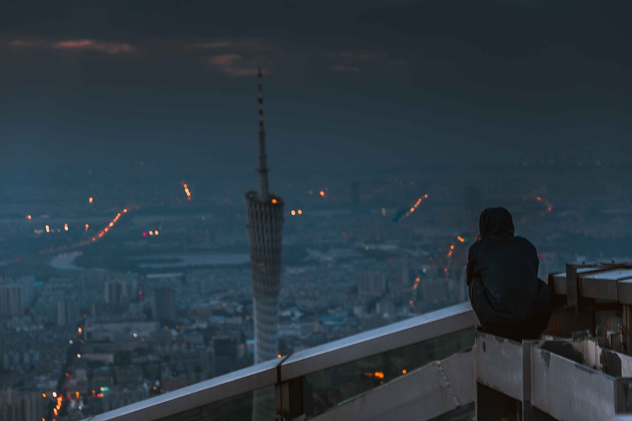 这是去年冬天拍的,我们凌晨三个人在东塔一直等待日出,在四五百米的高空中风特别大,(出境为启晋)