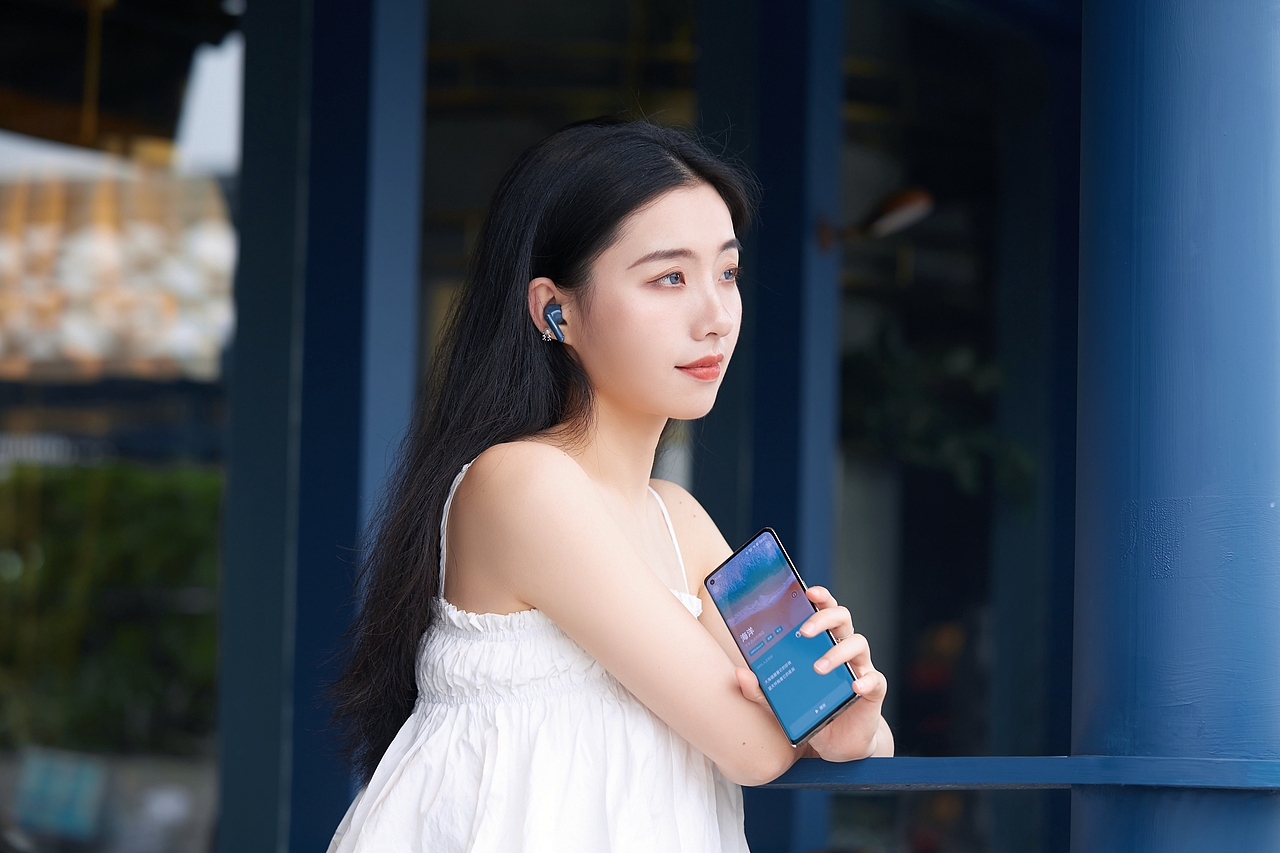 OPPO Enco X蓝色外拍图赏 模特:叶子