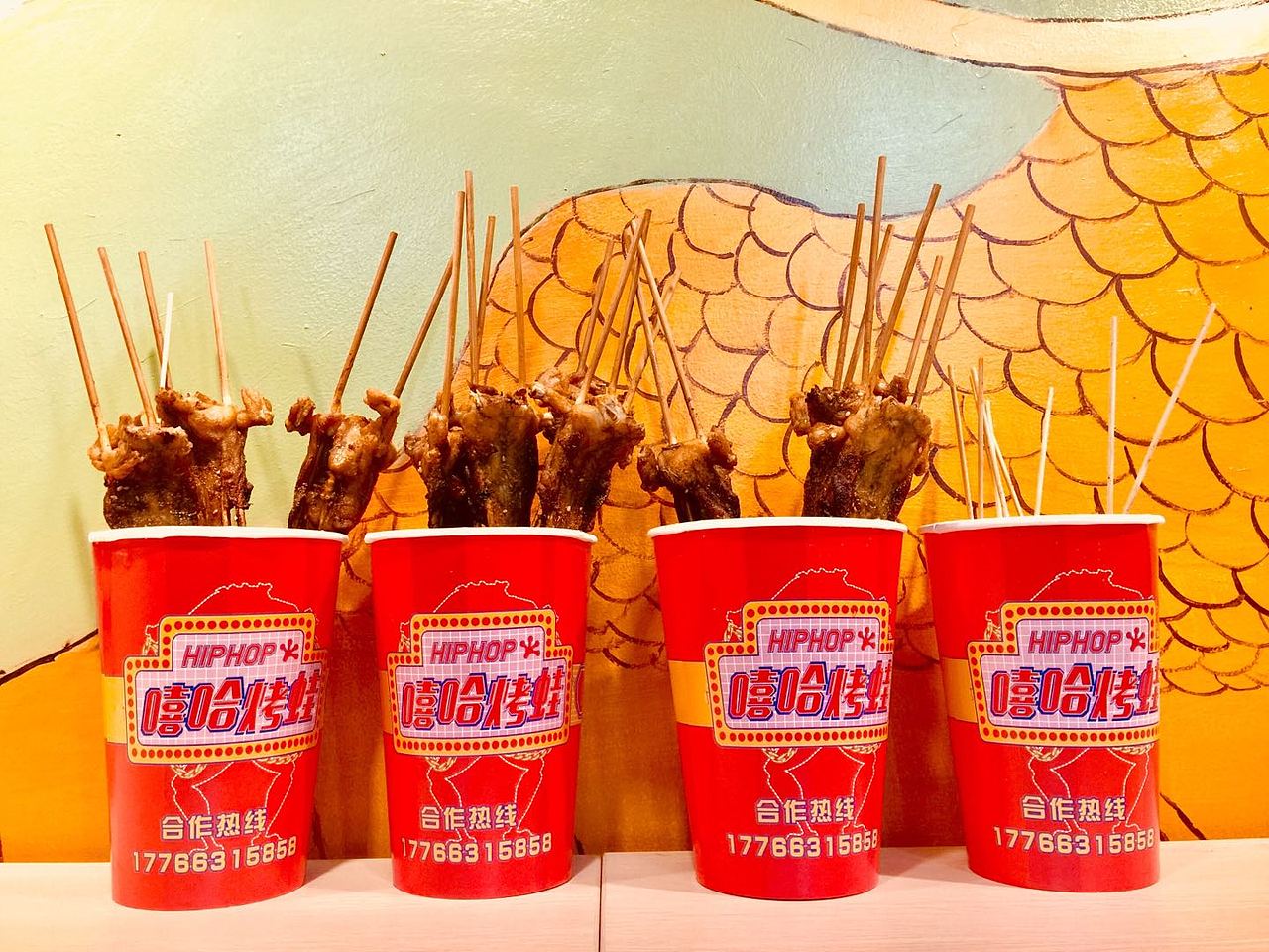 餐饮品牌视觉设计 | 嘻哈烤蛙：年轻人的潮牌街头小吃（图ZMTE4NDcyMjI0） - 品牌 - 站酷设计师霜柒子原创素材 - 站酷ZCOOL
