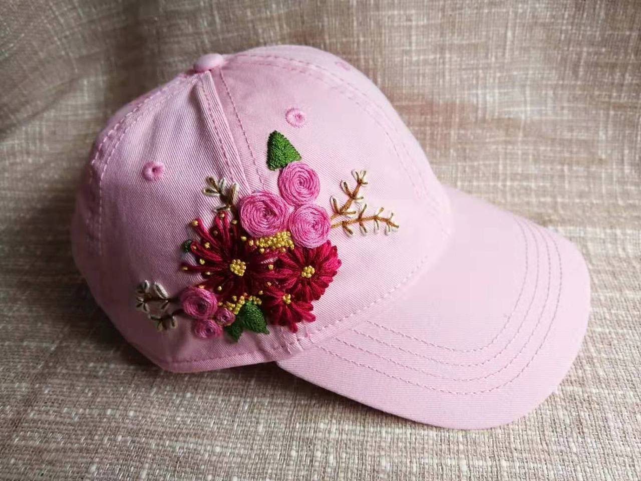 在帽子上玩刺绣,也是很有意思的