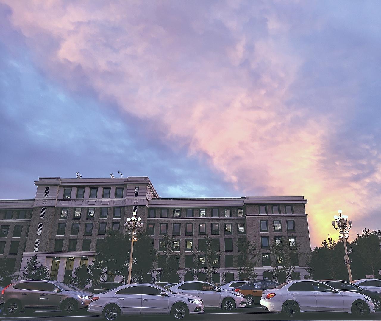 白天的天和傍晚的天。