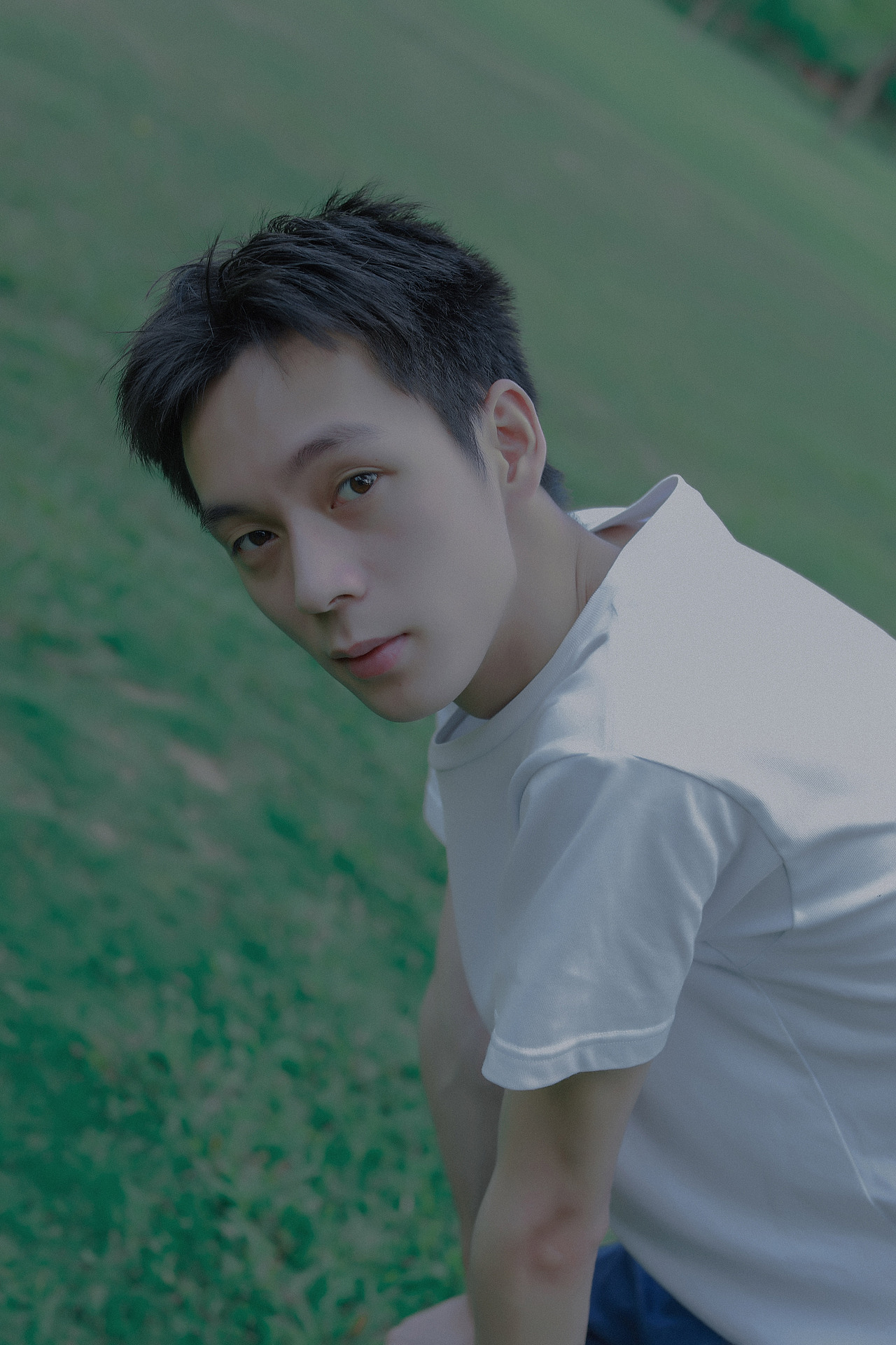 一组森系暗调男生写真