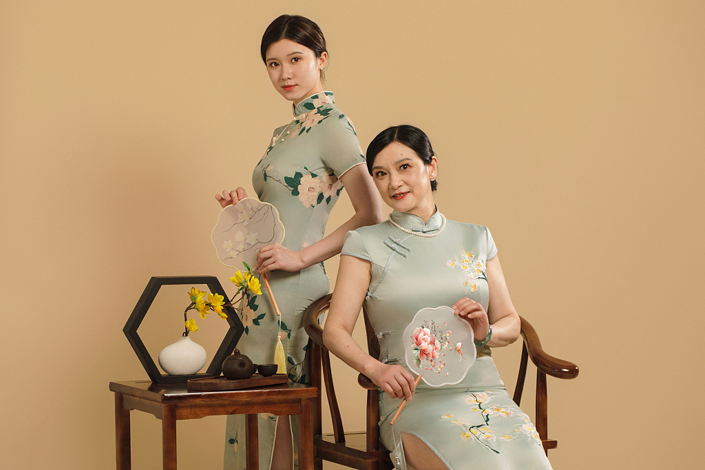 设图网|母亲节旗袍人物摄影图