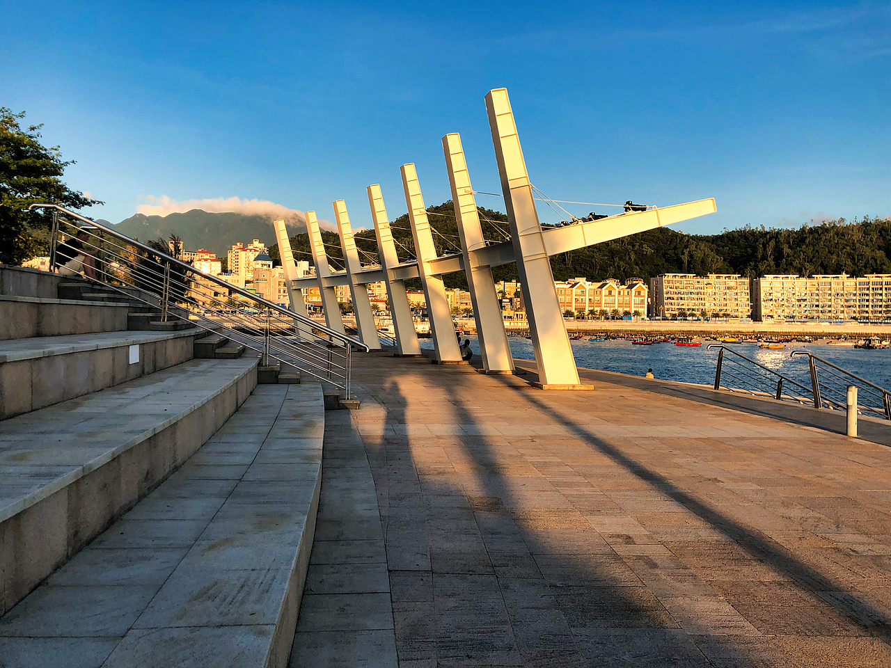 夕阳下的深圳南澳月亮湾