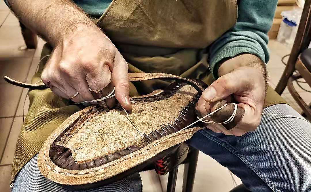 跟着师傅学做手工鞋