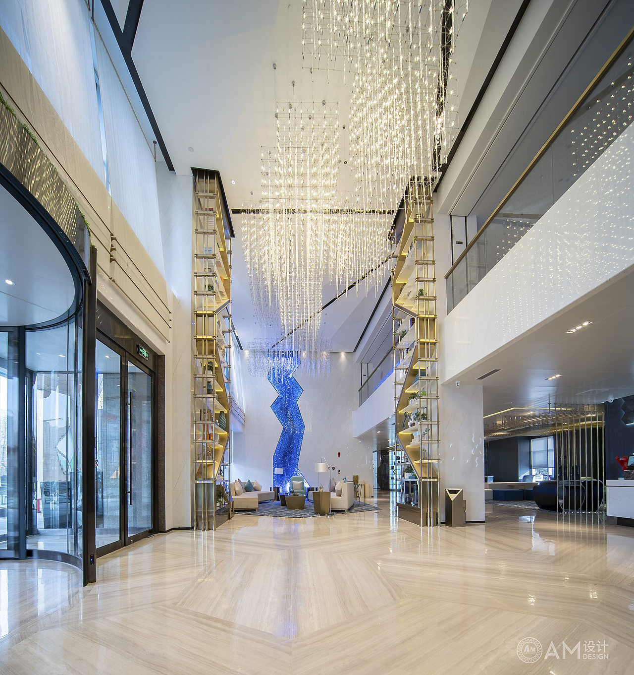 西安金磐酒店大堂设计 br> br>设计师在大堂入口以银丝金属和纯净