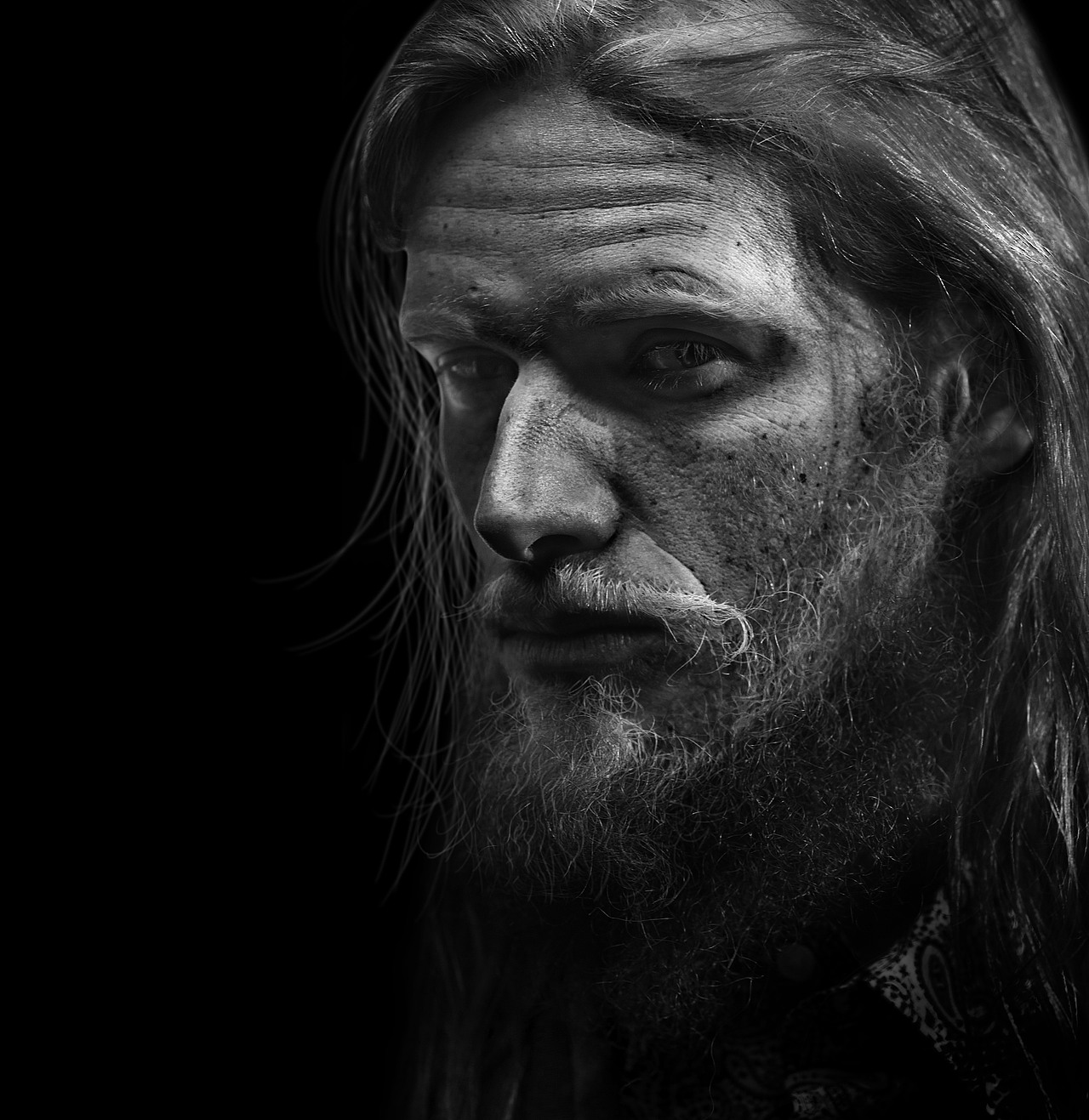 头发丝和胡子画的还不够好,很喜欢这种调调,通过黑白素描关系,把人物