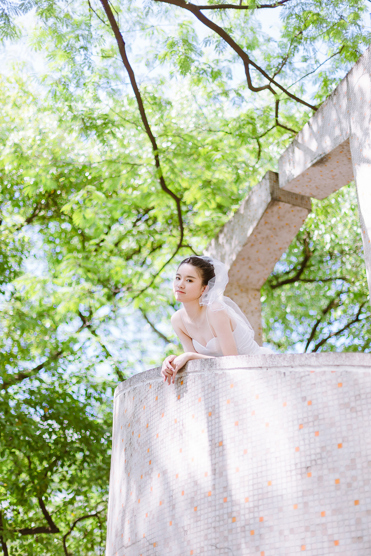 在夏天结束之前穿上小裙子拍照