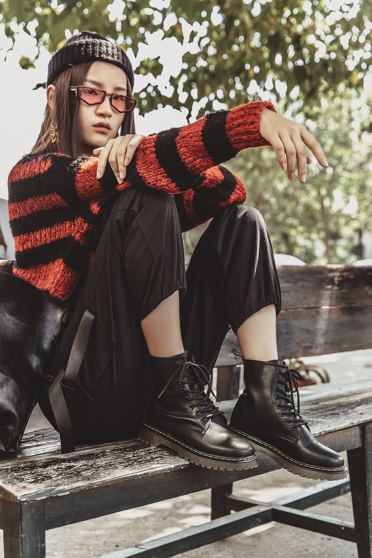 女鞋马丁靴室外模特图拍摄