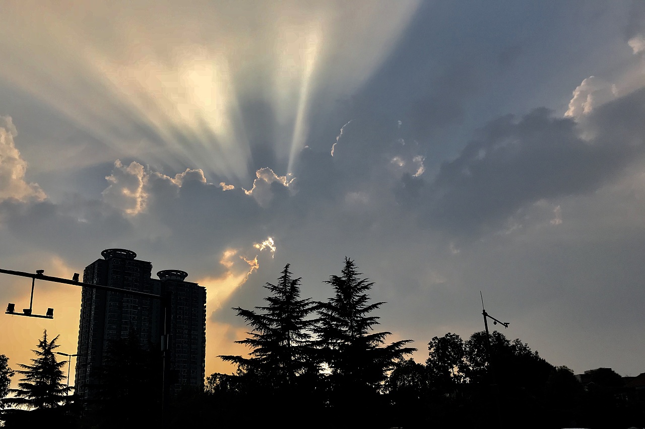 散发光芒的晚霞