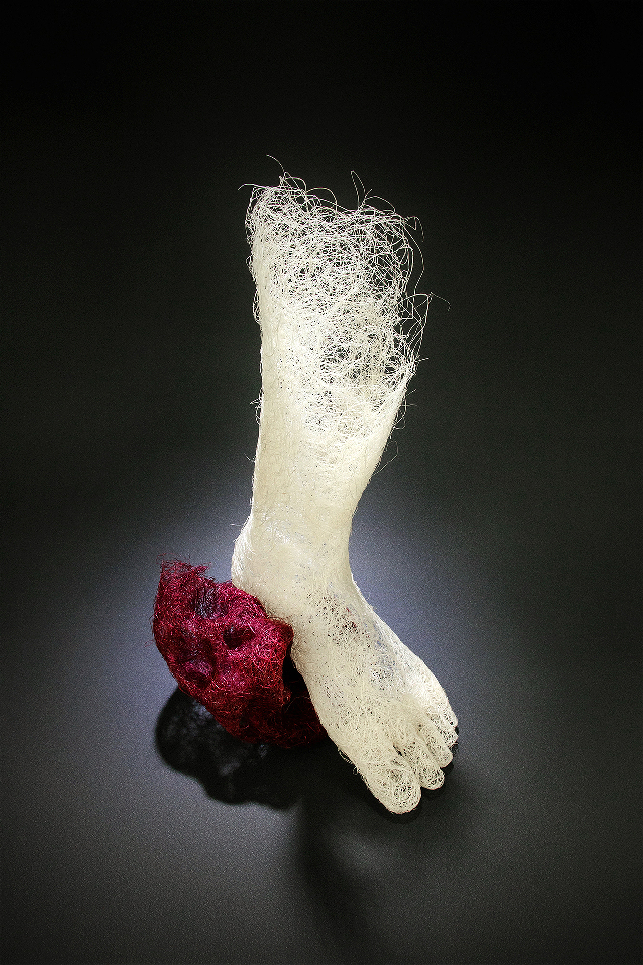 纤维雕塑《逆向一体》