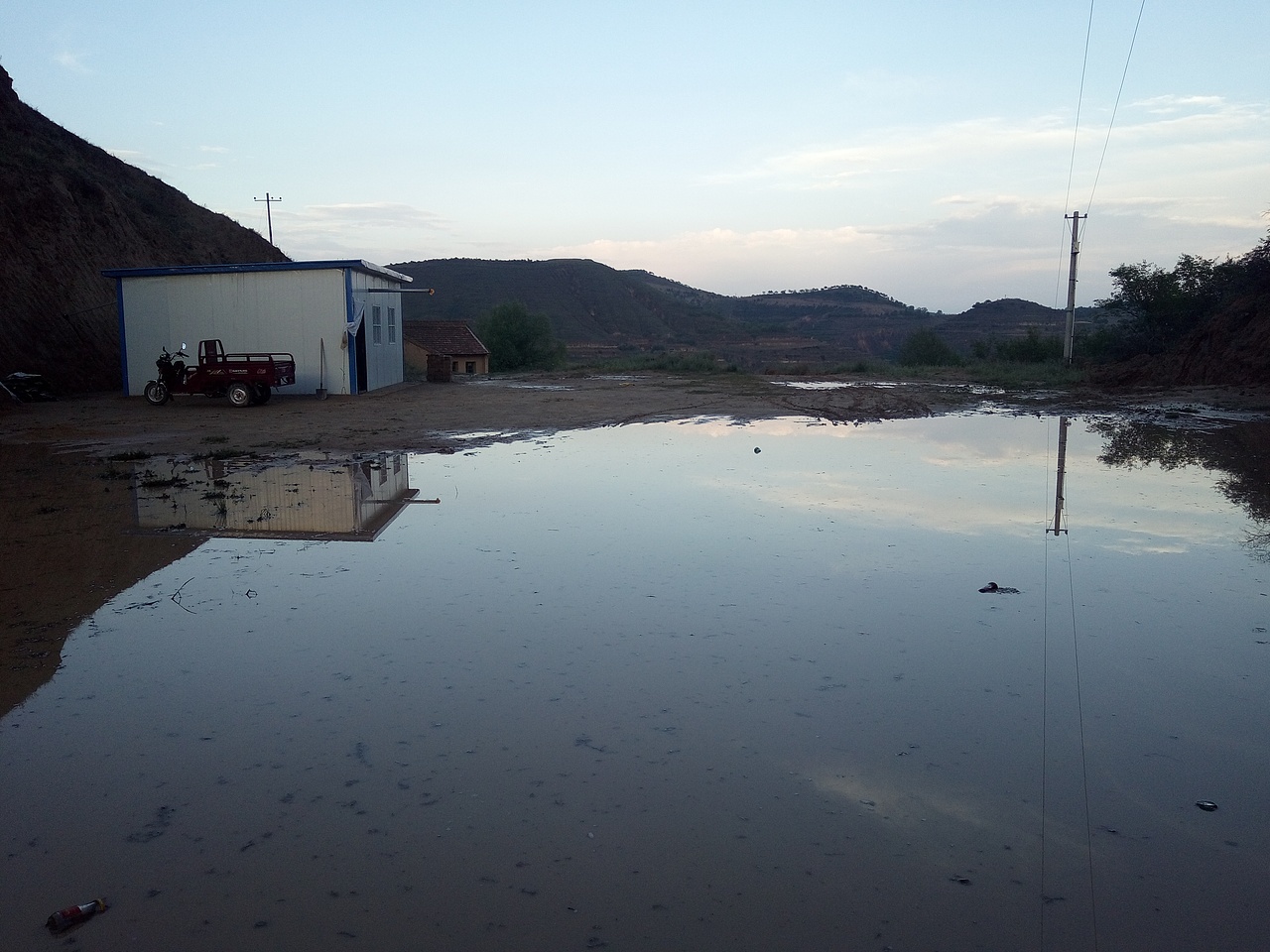 雨后的积水中的小超市!