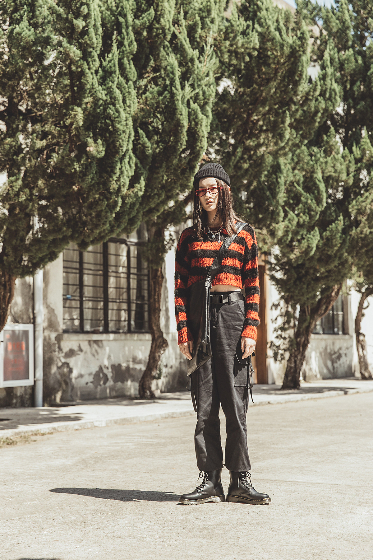 女鞋马丁靴室外模特图拍摄