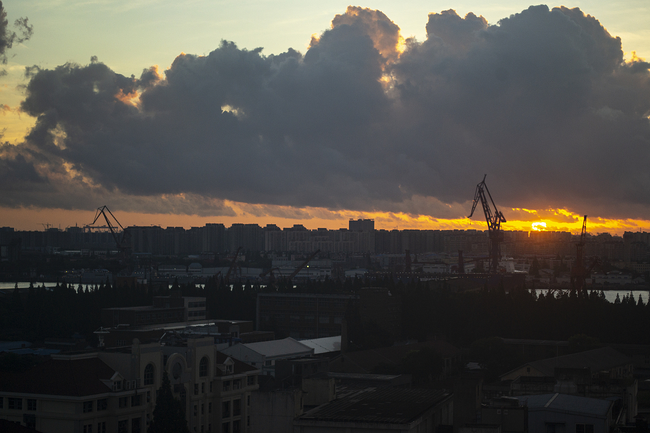 21.7.21的日出像哥斯拉吐出来的