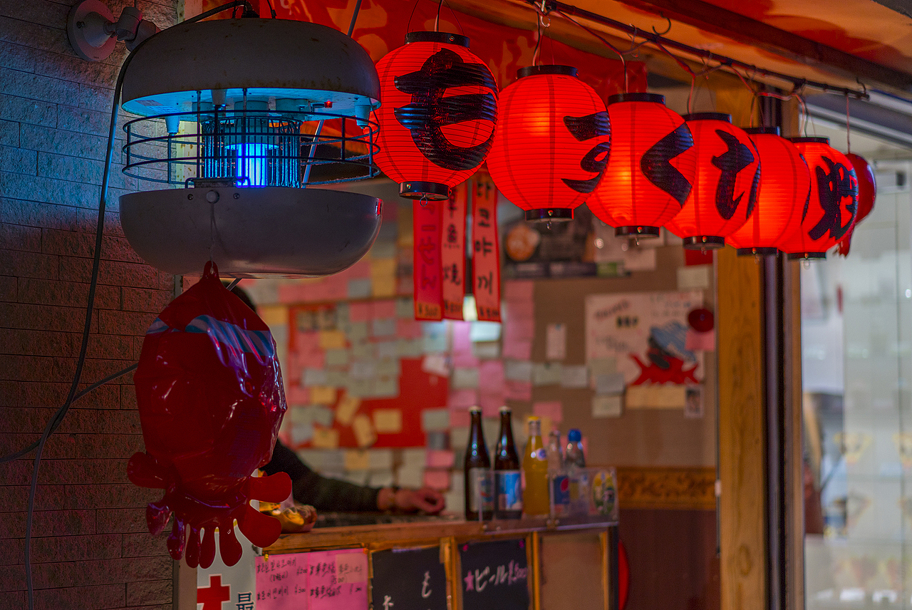 大红灯笼高挂,但不知道写的是啥