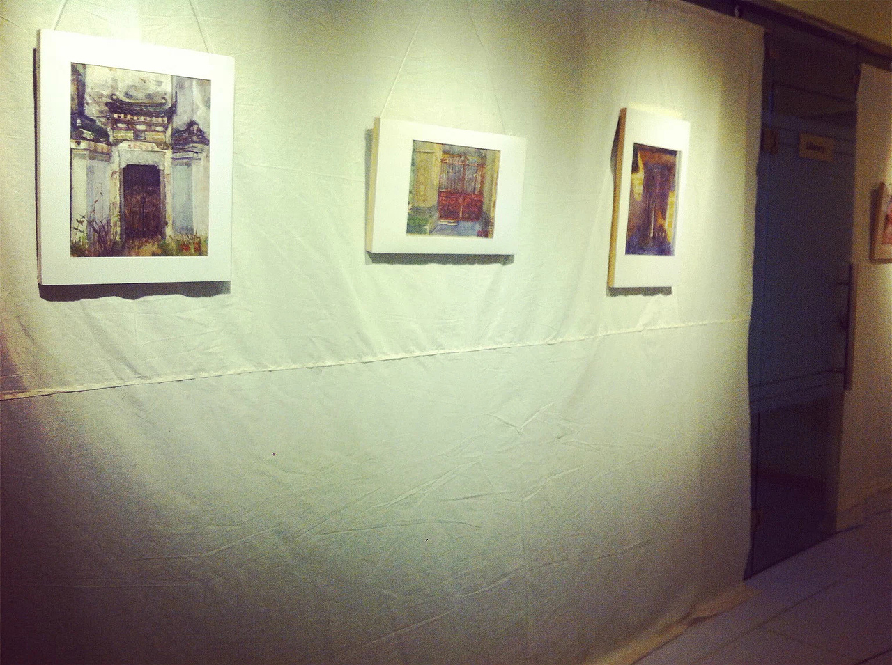 那时候资金有限，背景布买了白坯布，大小还是不够，就把它们缝纫在一起。