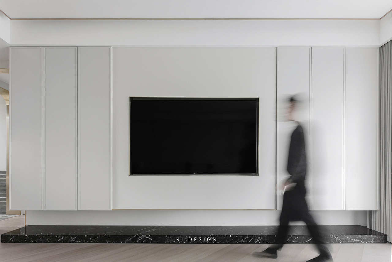 本案除了满足日常需求的储物衣柜设计之外，我们将过去一直被忽略的电视墙部分，合理利用，在客厅做了整墙储物柜设计，可以放置日常吸尘器等家居生活用品，无把手按压开启，尽可能弱化柜体的设计，使得空间看起来更协调干净。
<br>