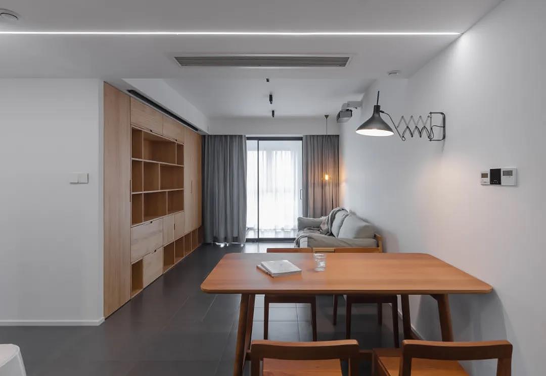 116㎡简约原木风格新房装修，松木电视柜+电动投影幕布