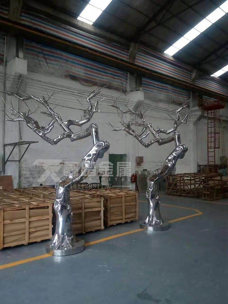 不锈钢树枝雕塑图、镜面与拉丝饰面在景观装饰各展千秋